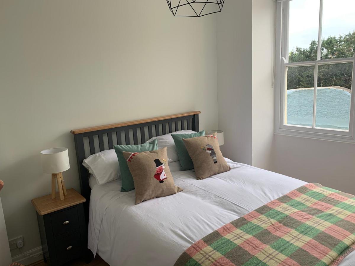 Beautiful Flat With Harbour Views Tenby Kültér fotó