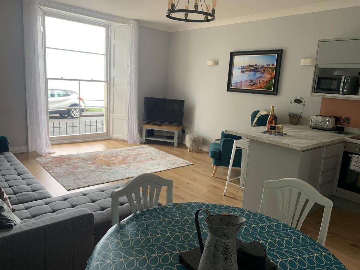 Beautiful Flat With Harbour Views Tenby Kültér fotó