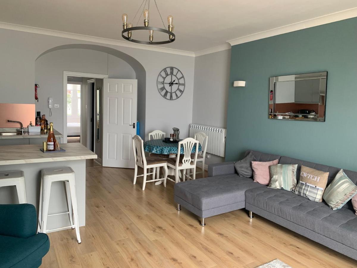 Beautiful Flat With Harbour Views Tenby Kültér fotó
